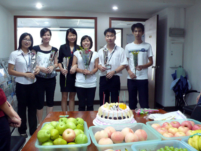 公司举行每月一度的生日会